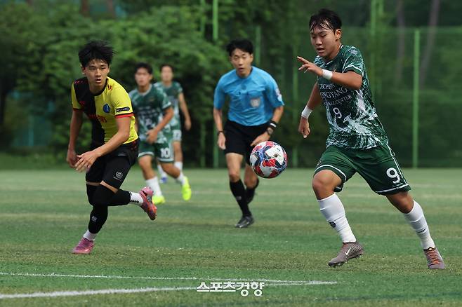 제59회 대통령금배 전국고교축구대회 U-17 유스컵 첫 경기가 충북 제천시 봉양건강축구캠프에서 열린 15일 충북제천봉양FCU18 민주원이 드리볼을 하고 있다.2026.07.15 제천|한수빈 기자