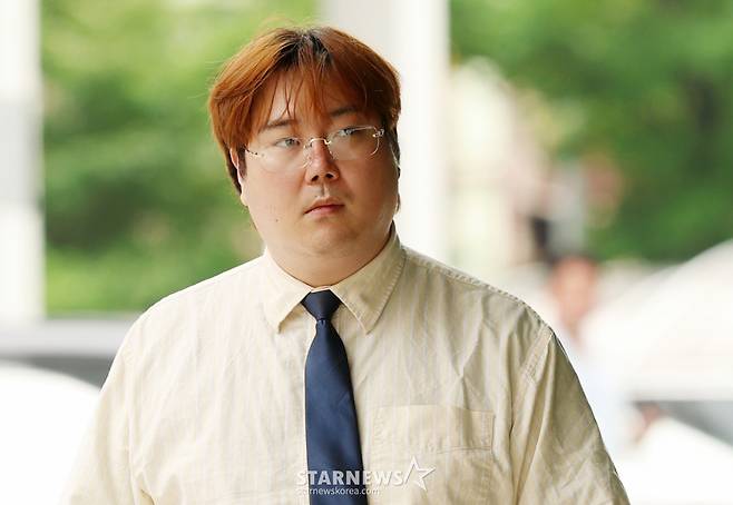 강제추행 혐의로 재판에 넘겨진 작곡가 겸 방송인 유재환이 16일 서울 남부지방법원에서 열린 항소심 선고기일에 참석해 재판을 마친 뒤 나서고 있다.   이날 재판부는 원심 판단이 정당하다고 보고 검찰과 유재환의 항소를 기각했다. /2026.07.16 /사진=김휘선 hwijpg@