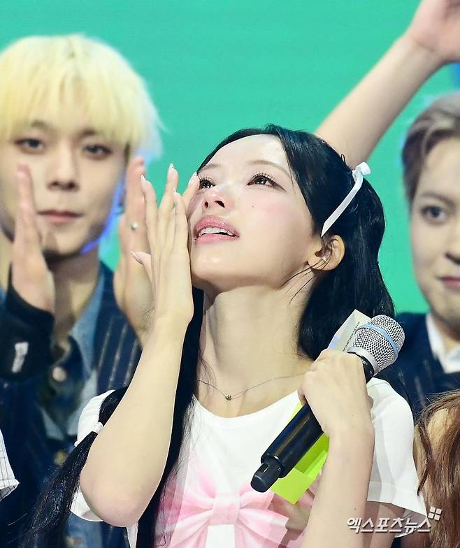 엑스포츠뉴스DB. 1위에 눈물 흘리는 리센느 원이.