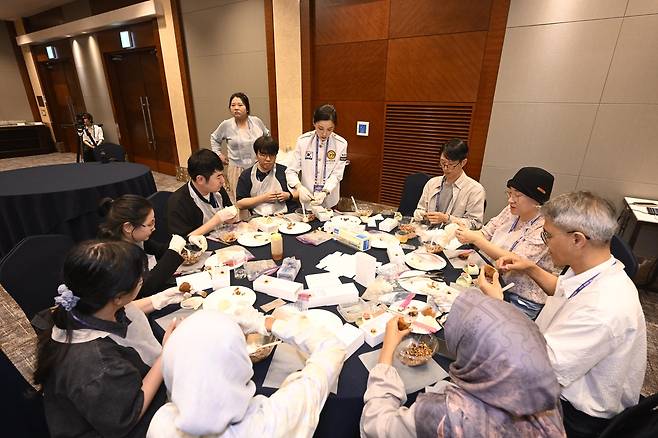 '2026 세계한국어교육자대회'서 K-디저트 실습하는 한국어 교원들 [세종학당재단 제공. 재판매 및 DB 금지]