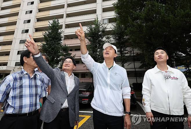 재건축사업 현장 방문한 오세훈 서울시장 [연합뉴스 자료사진]