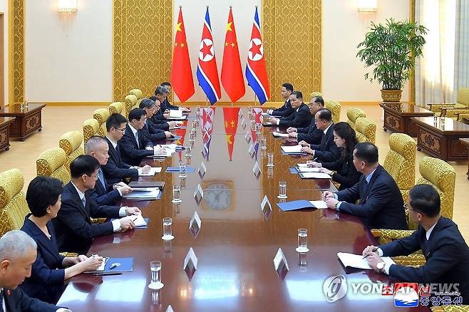 북한 조용원, 중국 왕후닝과 회담 (평양 조선중앙통신=연합뉴스) 북한 조용원 노동당 중앙위원회 비서가 북중 우호조약 체결 65주년을 계기로 방북한 중국공산당 왕후닝 전국인민정치협상회의(정협) 주석과 지난 15일 평양의사당에서 회담했다고 조선중앙통신이 16일 보도했다.2026.7.16 
    [국내에서만 사용가능. 재배포 금지. For Use Only in the Republic of Korea. No Redistribution] nkphoto@yna.co.kr