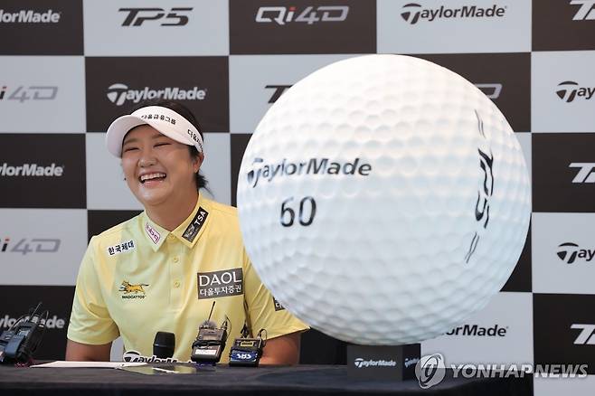 메이저 2관왕 유해란 기자회견 (서울=연합뉴스) 류영석 기자 = KPMG 여자 PGA 챔피언십, 아문디 에비앙 챔피언십에서 우승한 LPGA 프로골퍼 유해란이 16일 서울 여의도 콘래드 호텔에서 기자회견을 하던 중 미소를 짓고 있다. 2026.7.16 ondol@yna.co.kr