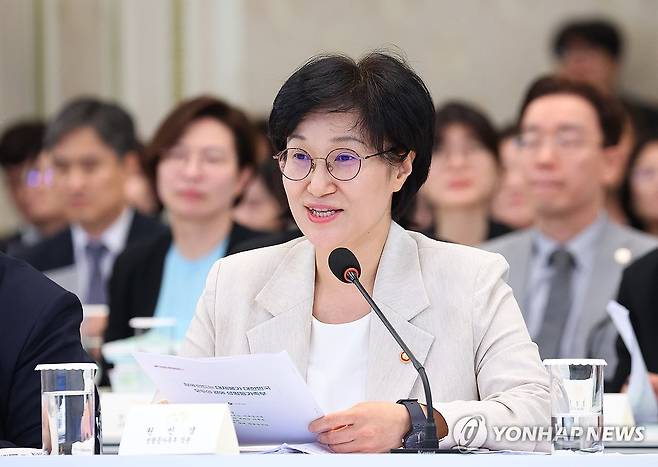 업무보고하는 원민경 성평등가족부 장관 (서울=연합뉴스) 김도훈 기자 = 원민경 성평등가족부 장관이 16일 청와대 영빈관에서 열린 이재명 대통령 주재 부처 업무보고에서 보고하고 있다. 2026.7.16 superdoo82@yna.co.kr
