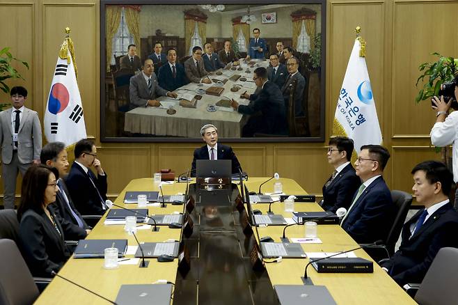 신현송 한국은행 총재가 16일 오전 서울 중구 한국은행에서 열린 금융통화위원회 본회의를 주재하고 있다. 사진공동취재단