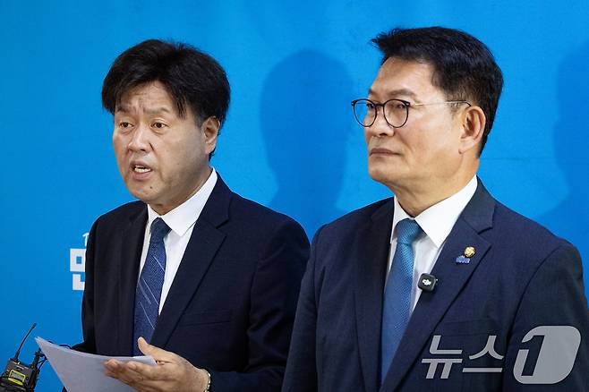 더불어민주당 8·17 전당대회에서 당대표에 출마하려다 '피선거권 자격 논란'에 휩싸인 송영길 전 대표와 최고위원 출마자 김용 전 민주연구원 부원장이 17일 서울 여의도 국회에서 열린 비공개 최고위원회의에 참석 후 기자회견을 하고 있다. 2026.7.17 ⓒ 뉴스1 유승관 기자