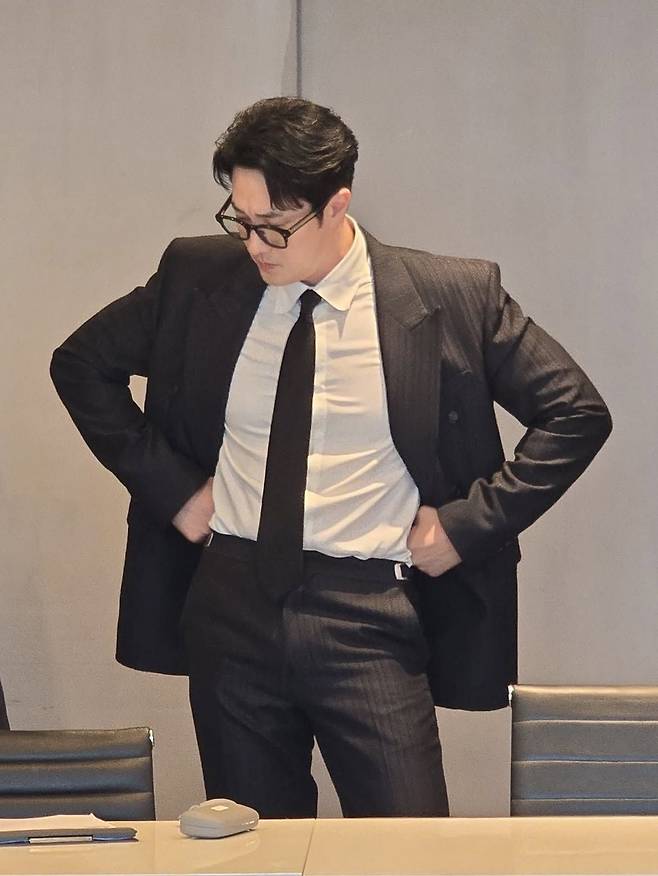 다양한 슈트 룩을 선보인 김부장 소지섭. 사진 인스타그램 @soganzi_51
