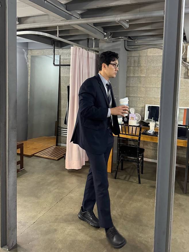 다양한 슈트 룩을 선보인 김부장 소지섭. 사진 인스타그램 @soganzi_51