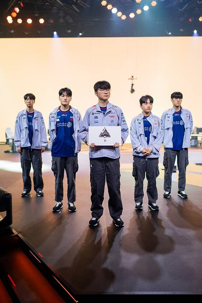 16일(한국시간) 열린 2026 e스포츠 월드컵 리그 오브 레전드 조별리그에서 2위로 8강에 오른 T1. 사진 EF