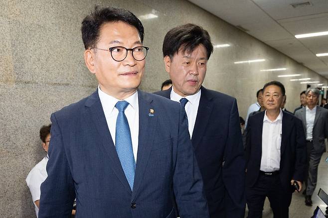 더불어민주당 8·17 전당대회에서 당대표에 출마하려다 '피선거권 자격 논란'에 휩싸인 송영길 전 대표와 최고위원 출마자 김용 전 민주연구원 부원장이 17일 서울 여의도 국회에서 열린 비공개 최고위원회의에 참석하고 있다. 민주당 지도부는 16일 심야 긴급 최고위원회 간담회를 열고 복당 후 6개월이 지나지 않은 송 전 대표와 당비를 미납한 김 전 부원장에 대한 피선거권 자격 문제를 논의했으나 결론내지 못했다. 뉴스1