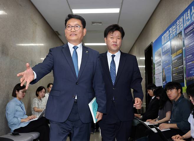더불어민주당 8·17 전당대회에 당 대표 후보로 등록한 송영길 의원(왼쪽)과 최고위원 후보로 등록한 김용 전 민주연구원 부원장. 연합뉴스
