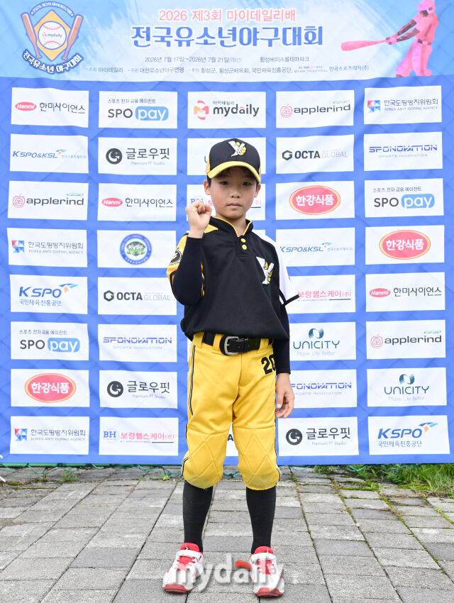 2026년 7월 17일 오전 강원도 횡성군에서 열린 '제3회 마이데일리배 전국유소년야구대회'에서 남양주야놀유소년야구단 정범호가 승리 후 사진촬영을 하고 있다.올해로 3회째를 '제3회 마이데일리배 전국유소년야구대회'는 주니어리그(16세 이하), 유소년리그(13세 이하), 꿈나무리그(11세 이하), 새싹리그(9세 이하), U12로 나눠 열리며 총 153개 팀이 출전하며, 오는 17일부터 21일까지 강원도 횡성군 횡성베이스볼테마파크에서 열린다.제3회 마이데일리배 전국유소년야구대회는 마이데일리가 주최하고, 대한유소년야구연맹이 주관한다. 횡성군, 횡성군체육회, 국민체육진흥공단, 한국도핑방지위원회, 한국스포츠레저(주), 한미사이언스, 스포페이, 애플라인드, 한강식품, 스포노베이션, 메디앳, 유니시티코리아, 글로우핏, 보령헬스케어에서 후원한다./횡성베이스볼테마파크=유진형 기자