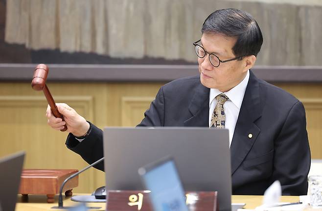 이창용 한국은행 총재가 4월 서울 중구 한국은행 본관에서 열린 금융통화위원회 본회의에서 의사봉을 두드리고 있다. [연합]