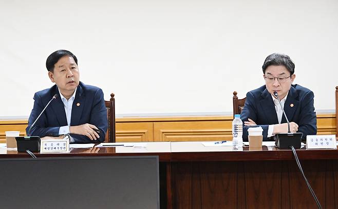 구윤철(왼쪽) 부총리 겸 재정경제부 장관이 16일 서울 중구 은행연합회에서 열린 시장상황점검회의를 주재하고 있다. [재정경제부 제공]