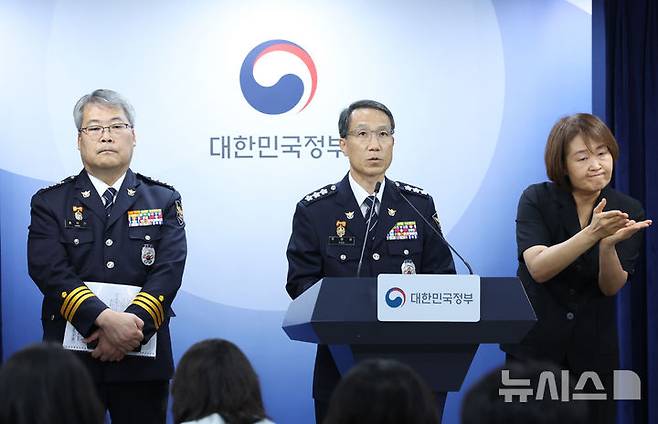[서울=뉴시스] 조수정 기자 = 유재성 경찰청장 직무대행이 16일 오후 서울 종로구 정부서울청사에서 윤호중 행정안전부 장관의 경찰수사 내부비리 근절 및 민주적 통제 강화 관련 대국민 담화문 발표가 끝난 뒤 기자들의 질문에 답하고 있다. 왼쪽은 홍석기 국가수사본부장. 2026.07.16. chocrystal@newsis.com