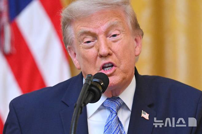 [워싱턴=AP/뉴시스]도널드 트럼프 미국 대통령이 16일(현지 시간) 백악관 이스트룸에서 부정선서 관련 대국민연설을 진행하고 있다. 2026.07.17.