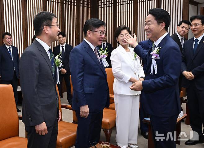 [서울=뉴시스] 국회사진기자단 = 조정식 국회의장이 17일 국회에서 열린 제78주년 제헌절 경축식에 앞서 4부요인 및 감사원장, 여야 지도부 등과 환담에서 정점식 국민의힘 원내대표와 인사를 나누고  있다. 2026.07.17. photo@newsis.com