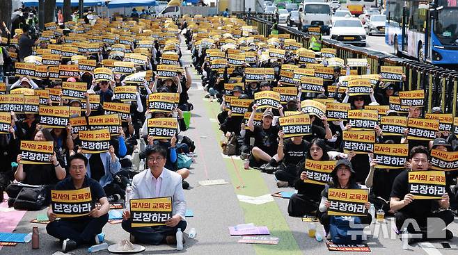 [서울=뉴시스] 김금보 기자 = 전국교사일동 소속 회원들이 서이초등학교 교사 순직 3주기를 하루 앞둔 17일 오후 서울 종로구 정부서울청사 앞에서 교권보장을 위한 아동복지법 즉각개정을 요구하는 집회를 하고 있다. 2026.07.17. kgb@newsis.com