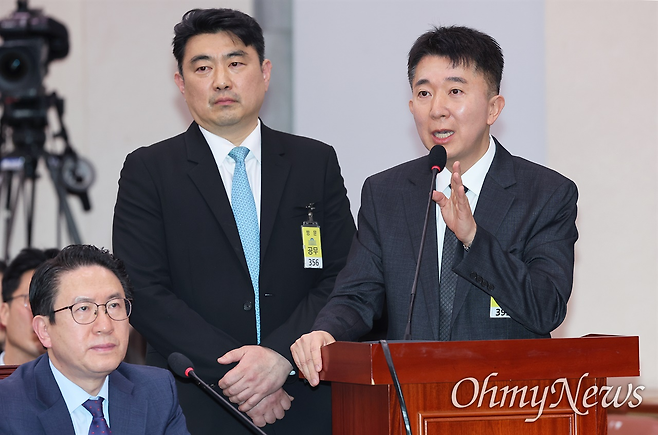 서해공무원 사건의 주임검사였던 이희동 당시 서울중앙지검 공공수사1부 부장검사(오른쪽)와 당시 국가정보원 감찰심의관으로 파견된 최혁 부장검사(왼쪽)가 국회 조작기소 국정조사에 증인으로 출석했다. 왼쪽 아래는 김호홍 국정원 제2차장. 2026년 4월 9일(사진: 오마이뉴스)