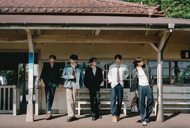 The group ZeroBaseOne unveiled the second set of group concept photos for their second Japanese EP, Return LOVE, conveying the albums message of eternal cycles. Against the backdrop of a train station platform and a train, the members showcased denim-inspired outfits, visually bringing to life the narrative of returning to you—the core theme of this album.The title track of this album, Existence (イグジステンス), features collaboration with the Japanese band Omoinotake, adding a lyrical mood to the song. ZERO BASE ONE plans to further solidify its position as a global sensation with this new release.ZeroBaseOnes second Japanese EP, Return Love, will be officially released at midnight on August 19 via various online music platforms.