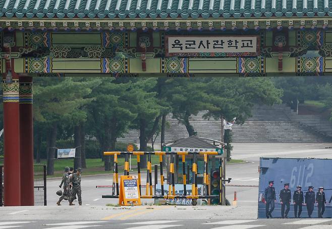 정부가 육·해·공군 사관학교를 통합한 4년제 국군사관학교를 대전 자운대에 창설하기로 결정한 16일 서울 노원구 육군사관학교 입구에서 군 장병들이 경계근무를 서고 있다. 최상수 기자