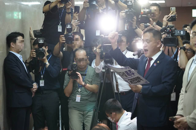 김태규 국민의힘 원내수석대변인이 지난달 30일  국회 후반기 원 구성과 관련해 국회의장실을 항의 방문해 규탄 구호를 외치고 있다. 김태규 국민의힘 의원 페이스북 캡처