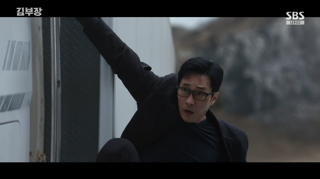 Episode 7 of the SBS drama Manager Kim depicted the process of Manager Kim and his group repelling an attack by Moving, who were acting on orders from Ju Sang Wook, and successfully counterattacking. Manager Kim, Seong Han-soo, and Park Jin-cheol escaped the threat of being buried alive and subdued the members of Juhak Construction, continuing the dramatic development.