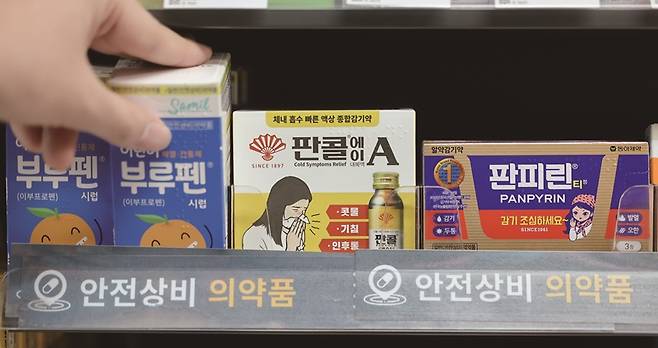 정부가 현재 11개인 편의점 안전상비약 판매 품목을 최대 20개까지 확대하는 방안을 논의하고 있다.[사진｜뉴시스]