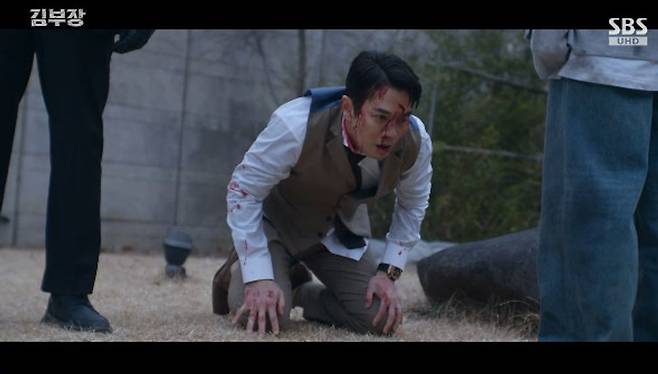 In the SBS drama *Director Kim*, So Ji-sub, who plays Director Kim, tracked down Joo Sang-wook—who plays Joo Kang-chan, the man who kidnapped his daughter Min-ji—to exact a satisfying revenge and secure a heartfelt apology from him. Later, Director Kim surrendered himself to the Special Investigations Bureau to ensure Min-jis safety, leading to a heartbreaking farewell.In the drama, Director Kim and his colleagues successfully rescued Min-ji despite the threats sent by Joo Kang-chan. Director Kim went directly to Joo Kang-chans home to confront him about the kidnapping and his attempts to cover it up; enraged by Joo Kang-chans arrogant attitude, he subdued him. Ultimately, Ju Kang-chan knelt before Min-ji and apologized.After the case was resolved, Director Kim confessed to Min-ji that he was from North Korea and bid her farewell. Min-ji expressed her deep affection for her father and saw him off with tears in her eyes.In the end, Director Kim surrendered to the Special Investigations Bureau on the condition that Min-jis safety be guaranteed. Unlike his colleagues who were arrested alongside him, Director Kim was ultimately handed over to North Korea, heightening curiosity about future developments.