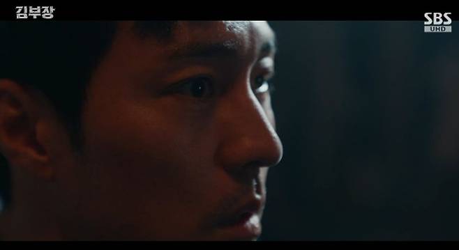 In the SBS drama *Director Kim*, So Ji-sub, who plays Director Kim, tracked down Joo Sang-wook—who plays Joo Kang-chan, the man who kidnapped his daughter Min-ji—to exact a satisfying revenge and secure a heartfelt apology from him. Later, Director Kim surrendered himself to the Special Investigations Bureau to ensure Min-jis safety, leading to a heartbreaking farewell.In the drama, Director Kim and his colleagues successfully rescued Min-ji despite the threats sent by Joo Kang-chan. Director Kim went directly to Joo Kang-chans home to confront him about the kidnapping and his attempts to cover it up; enraged by Joo Kang-chans arrogant attitude, he subdued him. Ultimately, Ju Kang-chan knelt before Min-ji and apologized.After the case was resolved, Director Kim confessed to Min-ji that he was from North Korea and bid her farewell. Min-ji expressed her deep affection for her father and saw him off with tears in her eyes.In the end, Director Kim surrendered to the Special Investigations Bureau on the condition that Min-jis safety be guaranteed. Unlike his colleagues who were arrested alongside him, Director Kim was ultimately handed over to North Korea, heightening curiosity about future developments.