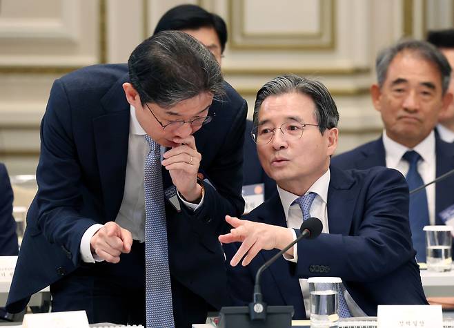 7월 13일 청와대에서 열린 2026년 국가재정전략회의에서 김용범 정책실장과 이억원 금융위원장이 대화하고 있다. 청와대사진기자단