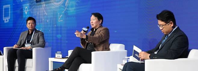 AI 성장 주제로 대담 중인 최태원 대한상의 회장 최태원 대한상의 회장(가운데)과 권석준 성균관대학교 교수(오른쪽), 이재욱 서울대학교 AI연구원장(왼쪽)이 '한국경제의 AI 성장을 위한 아젠다'라는 주제로 대담을 하고 있다. [대한상의 제공. 재판매 및 DB 금지]