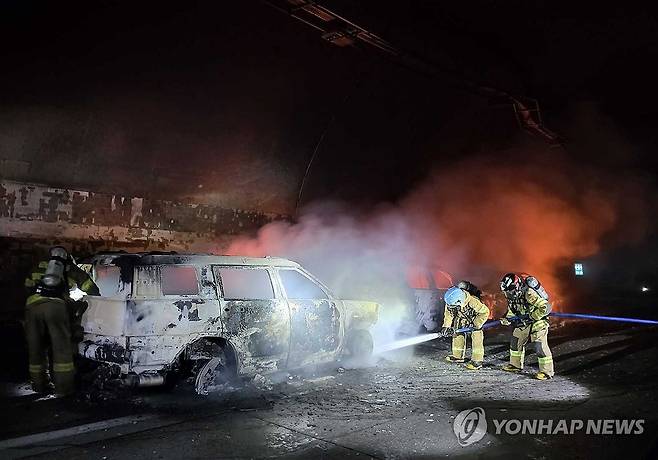 영동고속도로 대관령4터널서 사고 차량 화재 (강릉=연합뉴스) 제헌절 연휴 첫날인 17일 오전 11시 51분께 강원 강릉시 왕산면 왕산리 영동고속도로 강릉 방면 대관령 4터널에서 4중 추돌 사고 뒤 화재가 발생해 소방대원들이 진화하고 있다. 2026.7.17 [강릉소방서 제공. 재판매 및 DB 금지]