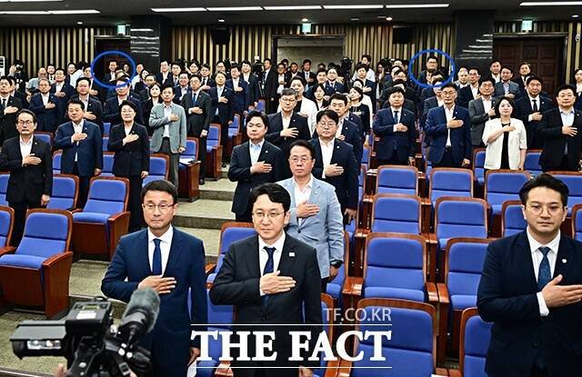 최근 더불어민주당 의원총회 분위기가 이전과 달라졌다는 평가가 당내에서 나온다. 사진은 14일 국회에서 열린 민주당 의원총회에 참석한 정청래 더불어민주당 전 대표(윗줄 왼쪽)와 송영길 의원(윗줄 오른쪽)의 모습. /배정한 기자