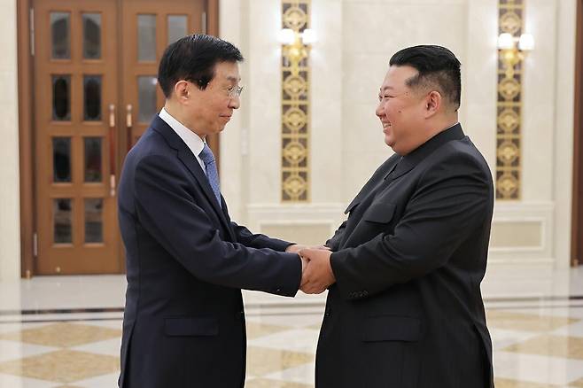 김정은 북한 국무위원장(오른쪽)이 16일 평양에서 북-중 우호조약 체결 65주년을 맞아 방북한 왕후닝(王滬寧) 중국인민정치협상회의 전국위원회 주석을 접견했다고 조선중앙통신이 보도했다.
노동신문 뉴스1