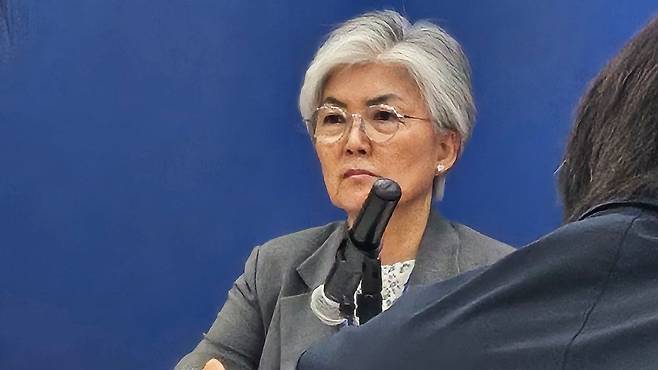 강경화 주미대사가 8일(현지시간) 미국 워싱턴 주미대사관에서 특파원과의 간담회를 진행하고 있다. 워싱턴=강태화 특파원