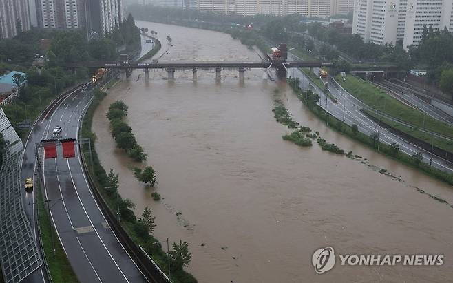 집중호우가 내린 18일 서울 동부간선도로 전 구간이 전면 통제되고 있다. 연합뉴스
