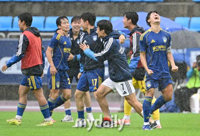 2026년 7월 18일 오후 강원도 태백종합운동장에서 열린 '제62회 추계대학축구연맹전' 결승, 한남대학교와 울산대학교의 경기.울산대 김광원이 연장전 전반 역전골을 넣고 기뻐하고 있다.이번 대회에는 전국 대학축구 78개 팀이 참가해 총 156경기를 치르며, 백두대간기와 태백산기 2개 리그로 나누어 예선리그와 토너먼트 방식으로 진행된다./태백=유진형 기자