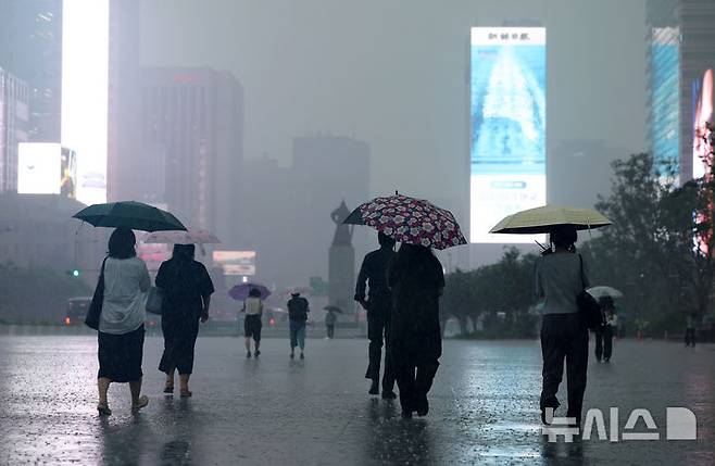 [서울=뉴시스] 홍효식 기자 = 비가 내리는 14일 오후 서울 종로구 광화문 광장 일대에서 시민들이 우산을 쓰고 발걸음을 재촉하고 있다. 2026.07.14. yesphoto@newsis.com