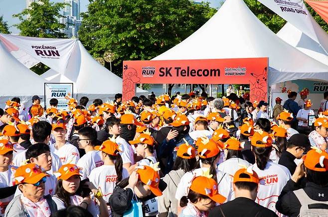 [서울=뉴시스] 조성봉 기자= 5일 서울 뚝섬한강공원에서 열린 ‘포켓몬 런 2026 in Seoul’ 행사 참가자들이 SK텔레콤과 삼성전자 공동부스에서 다양한 이벤트를 즐기고 있다.(사진=SK텔레콤 제공) 2026.05.05. photo@newsis.com *재판매 및 DB 금지
