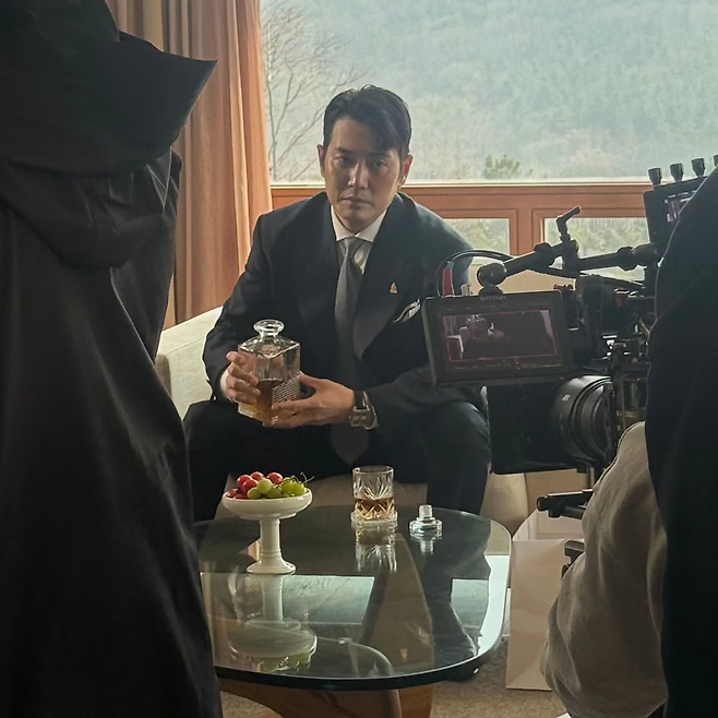 Actor Ju Sang Wook shared behind-the-scenes photos on Instagram capturing the tragic end of the villain Ju Kang-chan, whom he played in the SBS drama *Manager Kim*. Ju Sang Wook drew attention by posting photos of himself with wound makeup on his face, along with a humorous note of apology promising to live a good life from now on.Episode 7 of *Manager Kim*, which aired on the 17th, depicted the downfall of Ju Kang-chan, who had habitually committed arrogant evil deeds, as he was punished by Manager Kim. Although Ju Kang-chan displayed a vicious nature, such as attempting to kidnap Manager Kims daughter, Min-ji, he ultimately met a cowardly end, kneeling before Manager Kims overwhelming force and begging for his life.Ju Sang Wook received praise for perfectly executing a performance that was both despicable and desperately subjugated, thereby heightening the dramas immersion. Meanwhile, the ending of Episode 7 featured a shocking twist where Manager Kim encountered North Korean soldiers and was repatriated to the North, sparking curiosity about the future storyline.