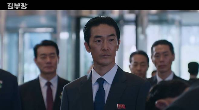 In the SBS drama *Director Kim*, tension mounted as Director Kim reunited with Han-su and Jin-cheol. Meanwhile, Kang Chan vowed revenge and attempted a secret deal with a North Korean official to eliminate Director Kim.