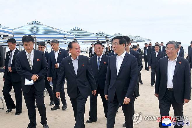 왕후닝 중국 정협 주석, 원산갈마해안관광지구 참관 (평양 조선중앙통신=연합뉴스)  북중 우호조약 체결 65주년을 계기로 북한을 공식친선방문 중인 왕후닝 전국인민정치협상회의(정협) 주석을 단장으로 한 중국 당·정 대표단이 지난 17일 원산갈마해안관광지구를 참관했다고 조선중앙통신이 18일 보도했다. 조용원 비서 등 북한간부들이 동행했다.  2026.7.18 
    [국내에서만 사용가능. 재배포 금지. For Use Only in the Republic of Korea. No Redistribution] nkphoto@yna.co.kr
