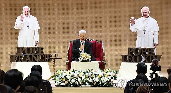유흥식 추기경이 들려주는 두 교황 이야기 (서울=연합뉴스) 김인철 기자 = 교황청 성직자부 장관인 유흥식 추기경이 18일 서울 중구 명동대성당 코스트홀에서 '유흥식 추기경이 만난 두 교황 이야기'를 주제로 강연하고 있다. 2026.7.18 yatoya@yna.co.kr