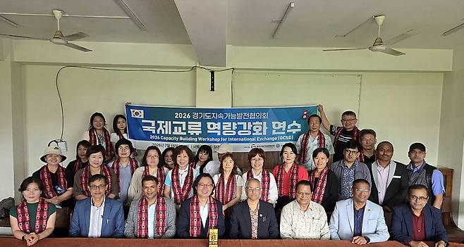 ▲ 경기지속협 국제교류협력위원회 연수단(단장 김용국)은 지난 17일 네팔 카트만두에 있는 최고 명문 국립 트리부반대학교(Tribhuvan University)와 비쇼바샤 캠퍼스(Bishwo Bhasa Campus)를 잇달아 공식 방문해 간담회를 가졌다. /최남춘 기자 baikal@incheonilbo.com