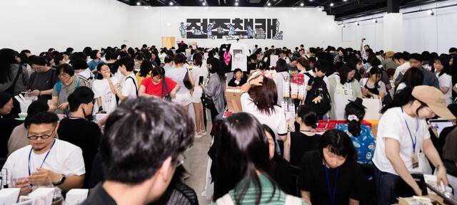 지난 17일부터 이틀간 남부시장 내 문화·로컬공판장에서 열린 전주책쾌에 빙믄힌 시민·관광객이 축제장을 둘러보고 있다. /전주시 제공
