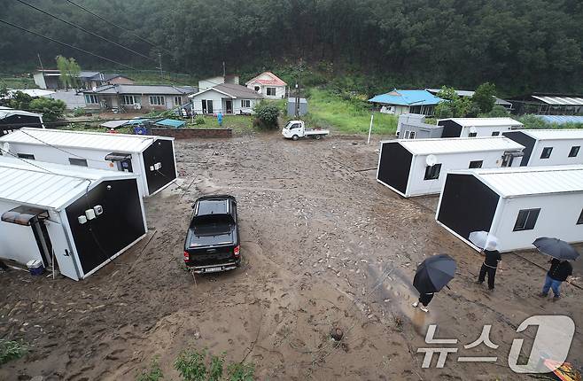 19일 오전 경북 안동시 일직면 귀미리 산불 이재민 주거용 임시 주택에 집중호우가 쏟아져 주택이 침수되고 일대가 뻘밭으로 변해 있다. 2026.7.19 ⓒ 뉴스1 공정식 기자