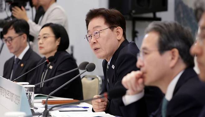 이재명 대통령이 16일 청와대 영빈관에서 열린 부처 업무보고에서 발언하고 있다. 연합뉴스, 청와대통신사진기자단