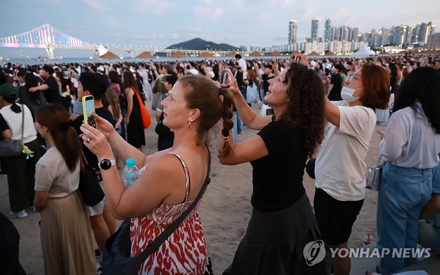 광안리 드론쇼 촬영하는 외국인들. [연합뉴스]