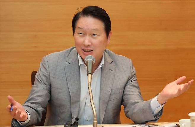 최태원 대한상공회의소 회장 겸 SK그룹 회장이 최근 제주 서귀포시 신라호텔에서 열린 대한상의 제주포럼을 계기로 기자간담회를 하고 있다. 대한상의 제공